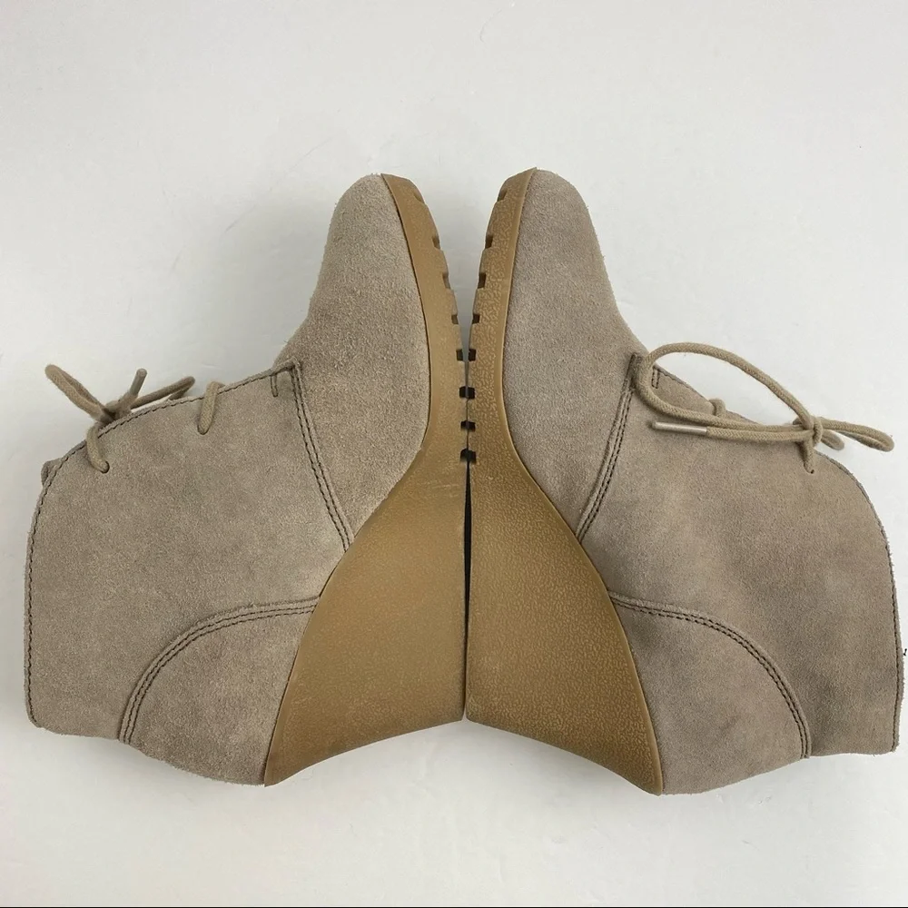 White Mountain size 7.5 Women’s Beige Suede Leather Lace Up Wedge Ankle Booties